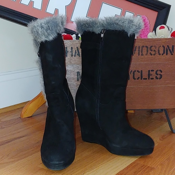 A pair of Coconuts blk boot w/ grey faux fur trim - Picture 2 of 11